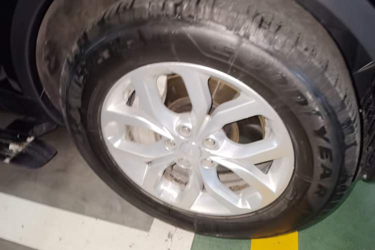 Used Land Rover Discovery 2018 3.0 SC V6 SE Right Front Wheel Hub