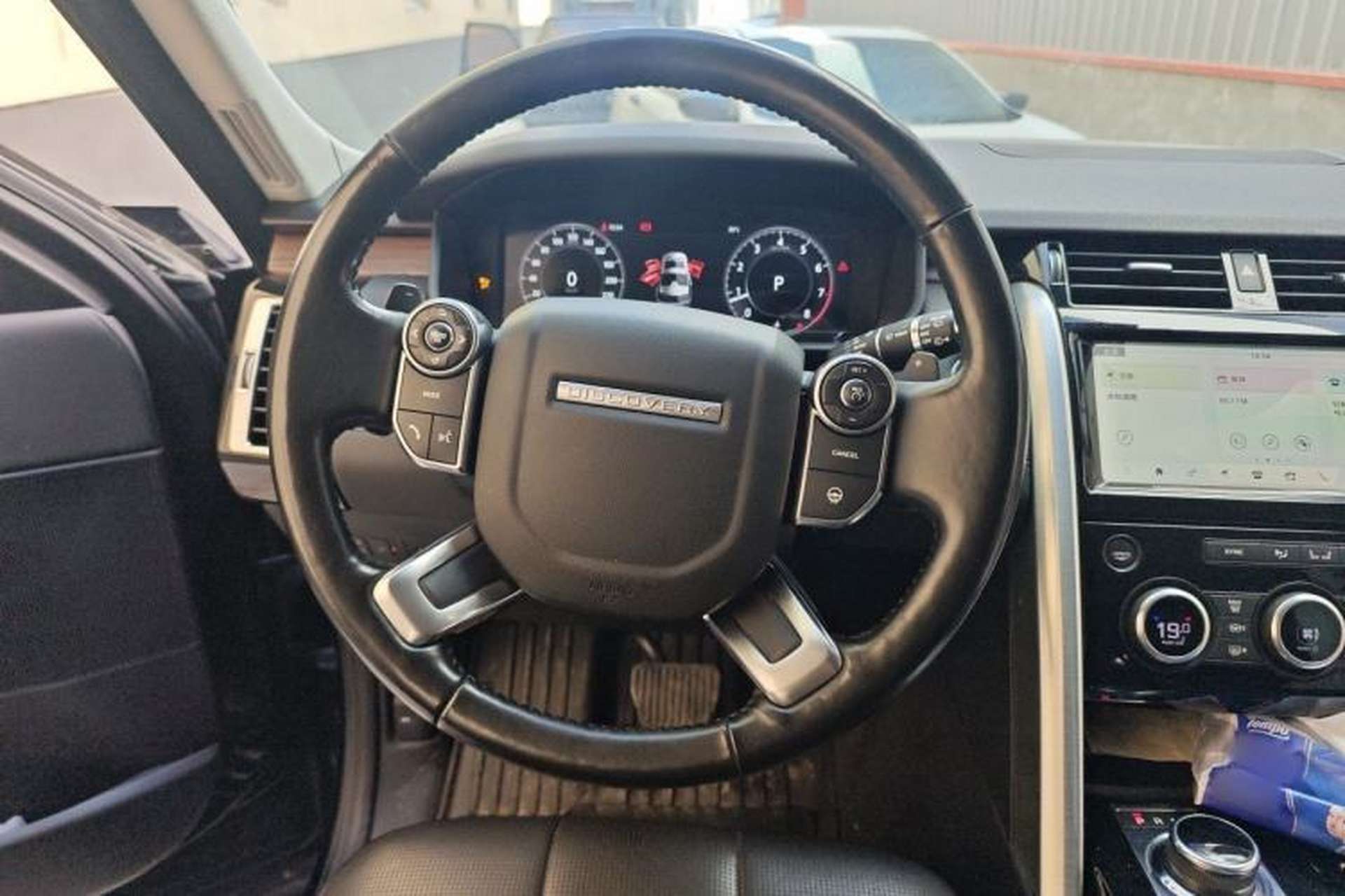 Used Land Rover Discovery 2018 3.0 SC V6 HSE Steering Wheel