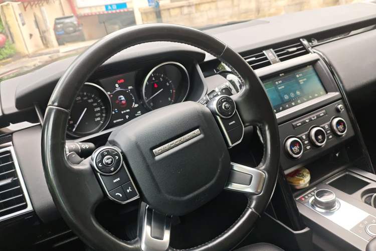 Used Land Rover Discovery 2018 3.0 SC V6 SE Steering Wheel