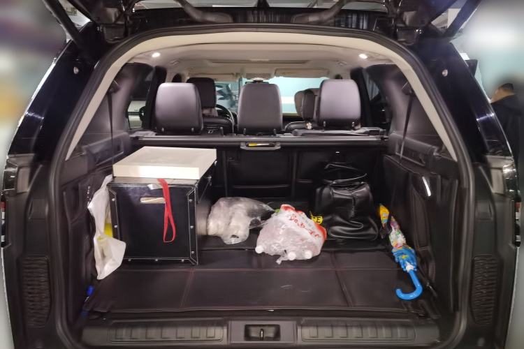 Used Land Rover Discovery 2018 3.0 SC V6 SE Trunk