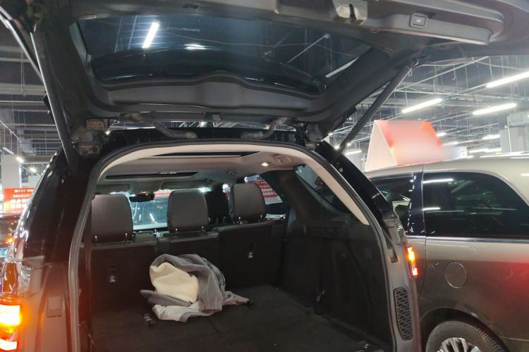Used Land Rover Discovery 2018 3.0 SC V6 SE Trunk