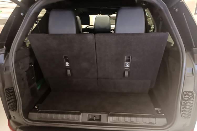 Used Land Rover Discovery 2018 3.0 SC V6 SE Trunk