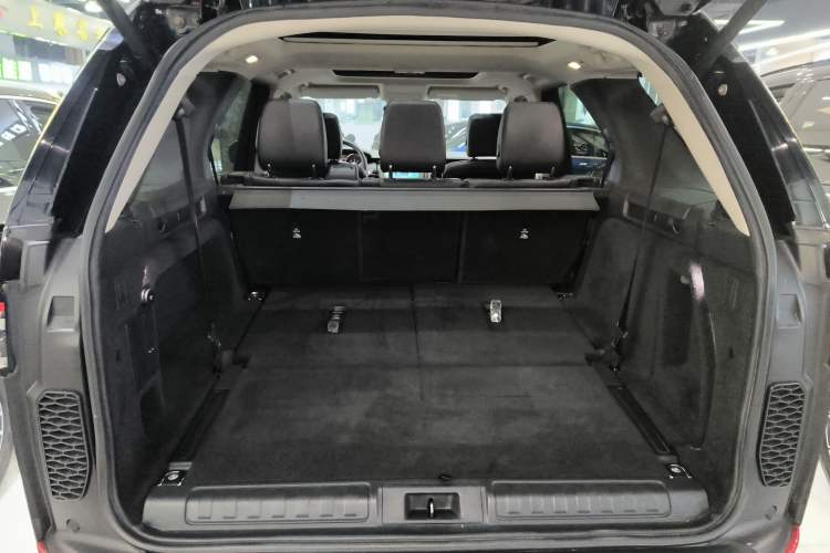 Used Land Rover Discovery 2018 3.0 SC V6 SE Trunk