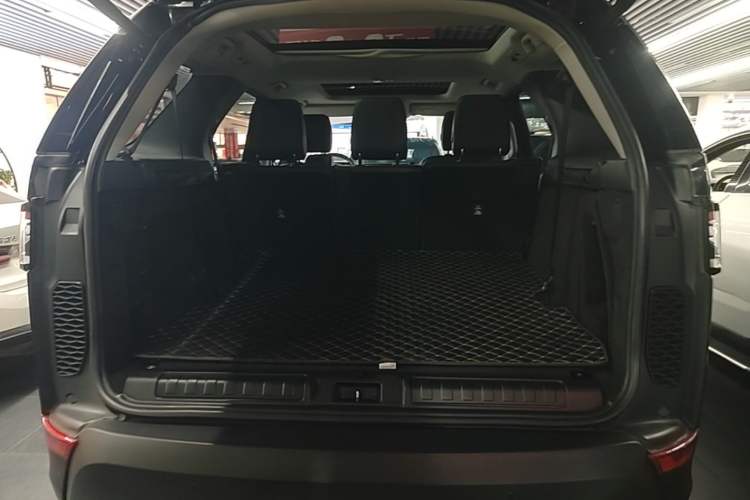 Used Land Rover Discovery 2018 2.0T SE Trunk