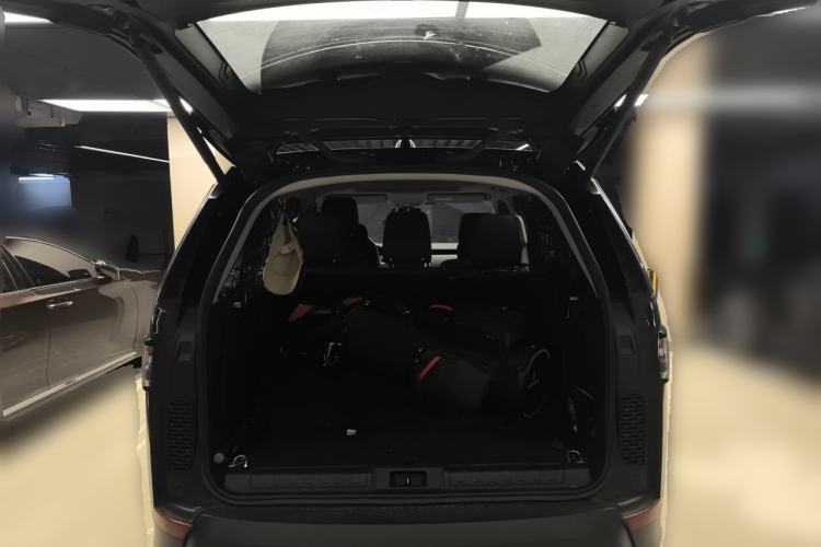 Used Land Rover Discovery 2018 3.0 SC V6 SE Trunk