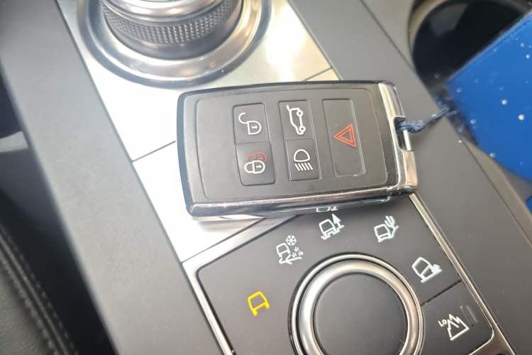 Used Land Rover Discovery 2018 3.0 SC V6 SE Vehicle Key