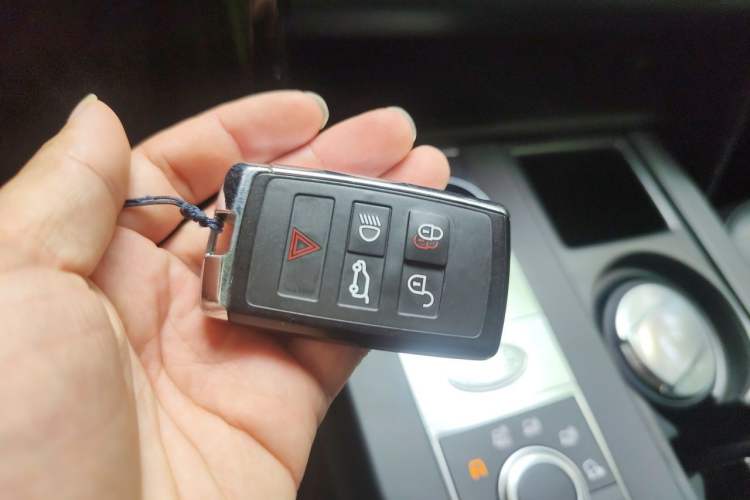 Used Land Rover Discovery 2018 3.0 SC V6 SE Vehicle Key