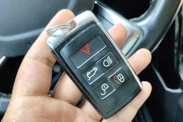 Used Land Rover Discovery 2018 3.0 SC V6 SE Vehicle Key