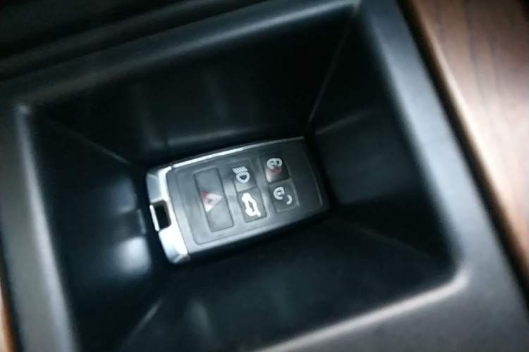 Used Land Rover Discovery 2018 3.0 SC V6 SE Vehicle Key