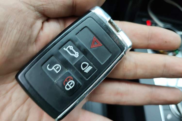 Used Land Rover Discovery 2018 3.0 SC V6 SE Vehicle Key