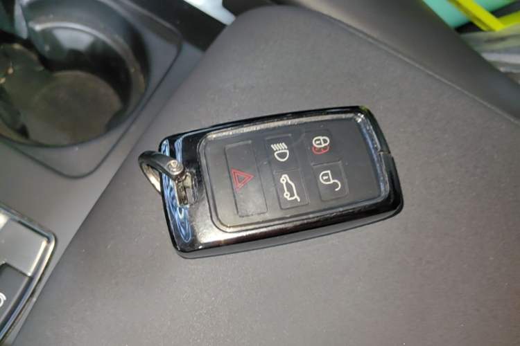 Used Land Rover Discovery 2018 3.0 SC V6 SE Vehicle Key