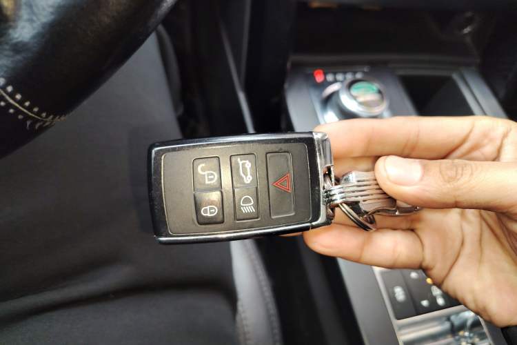 Used Land Rover Discovery 2018 3.0 SC V6 SE Vehicle Key
