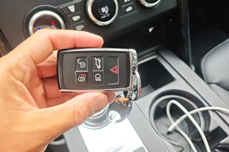 Used Land Rover Discovery 2018 3.0 SC V6 SE Vehicle Key