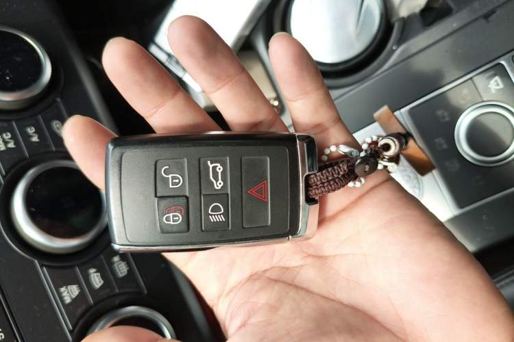 Used Land Rover Discovery 2018 3.0 SC V6 SE Vehicle Key