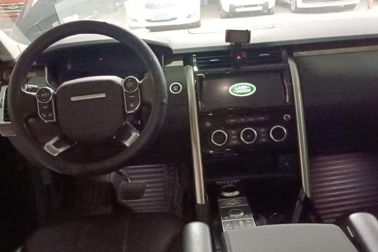 Used Land Rover Discovery 2018 3.0 SC V6 HSE Center Console