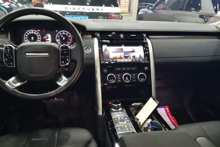 Used Land Rover Discovery 2018 3.0 SC V6 HSE Center Console