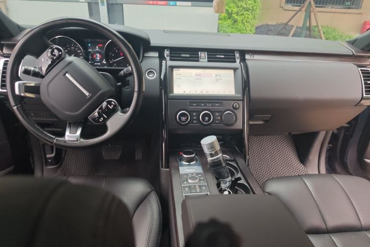 Used Land Rover Discovery 2018 3.0 SC V6 SE Center Console