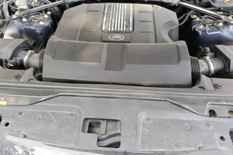 Used Land Rover Discovery 2018 3.0 SC V6 SE Engine Bay