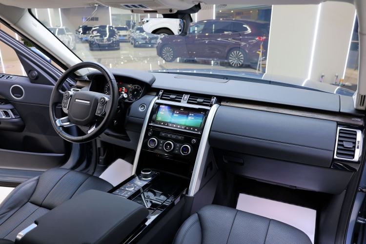 Used Land Rover Discovery 2018 3.0 SC V6 HSE Interior 4