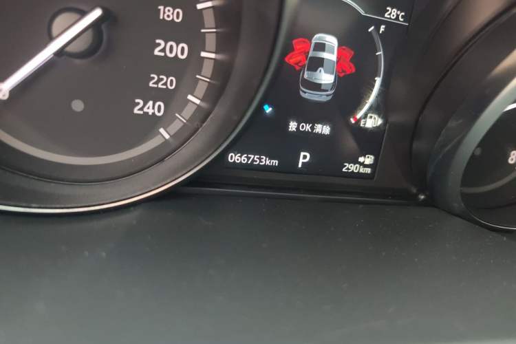 Used Land Rover Discovery 2018 3.0 SC V6 SE Odometer Close Up