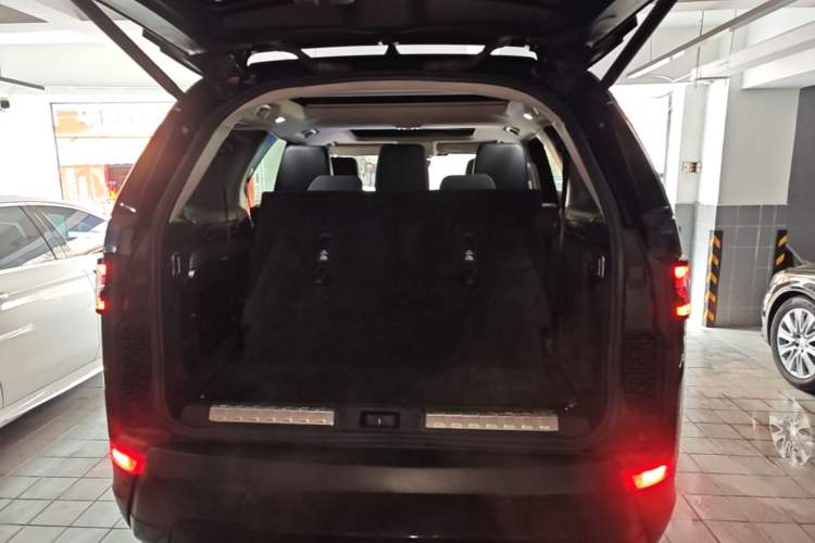 Used Land Rover Discovery 2018 3.0 SC V6 SE Trunk