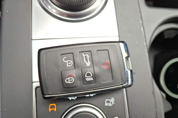 Used Land Rover Discovery 2018 3.0 SC V6 SE Vehicle Key