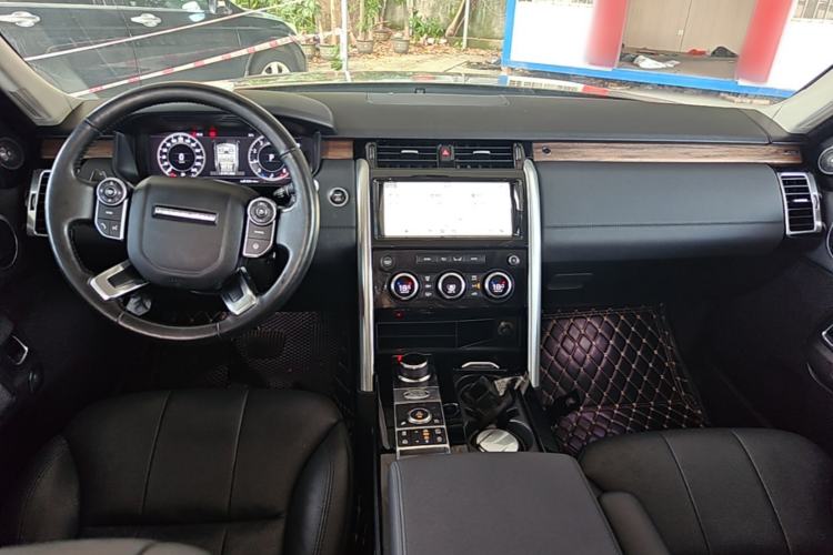 Used Land Rover Discovery 2018 3.0 SC V6 HSE Center Console