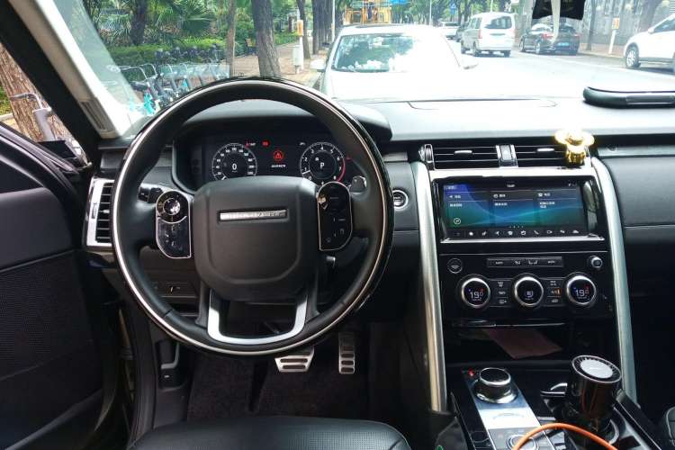 Used Land Rover Discovery 2018 3.0 SC V6 HSE LUXURY Center Console