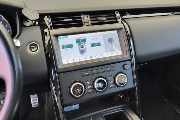 Used Land Rover Discovery 2018 3.0 SC V6 SE Audio And AC Panel