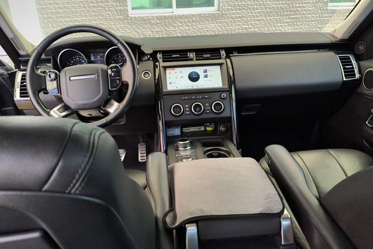 Used Land Rover Discovery 2018 3.0 SC V6 SE Center Console