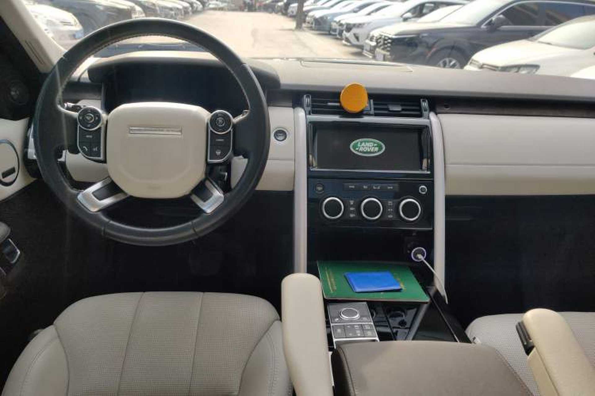 Used Land Rover Discovery 2018 3.0 SC V6 HSE Center Console