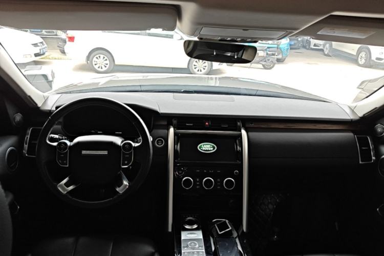 Used Land Rover Discovery 2018 3.0 SC V6 HSE Center Console