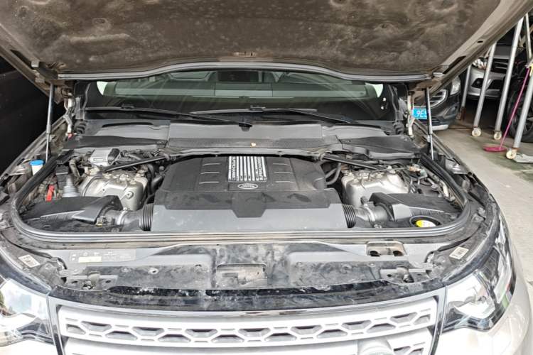 Used Land Rover Discovery 2018 3.0 SC V6 HSE Engine Bay