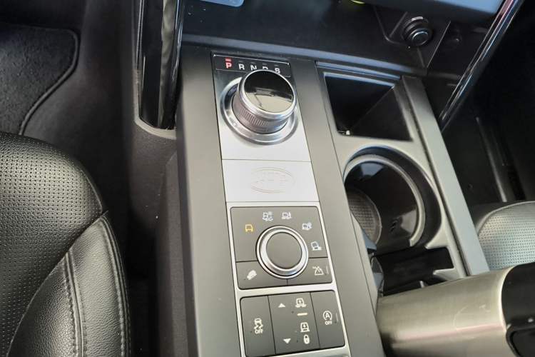 Used Land Rover Discovery 2018 3.0 SC V6 SE Gear Lever