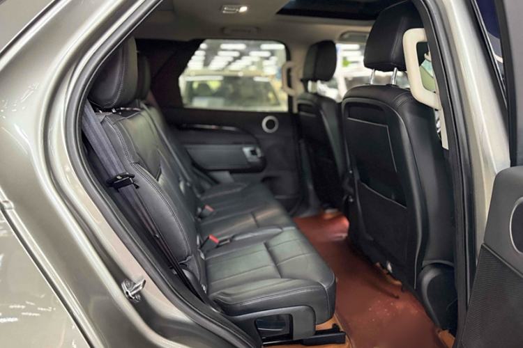Used Land Rover Discovery 2018 2.0T SE Interior 8