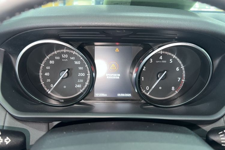 Used Land Rover Discovery 2018 2.0T SE Odometer Close Up