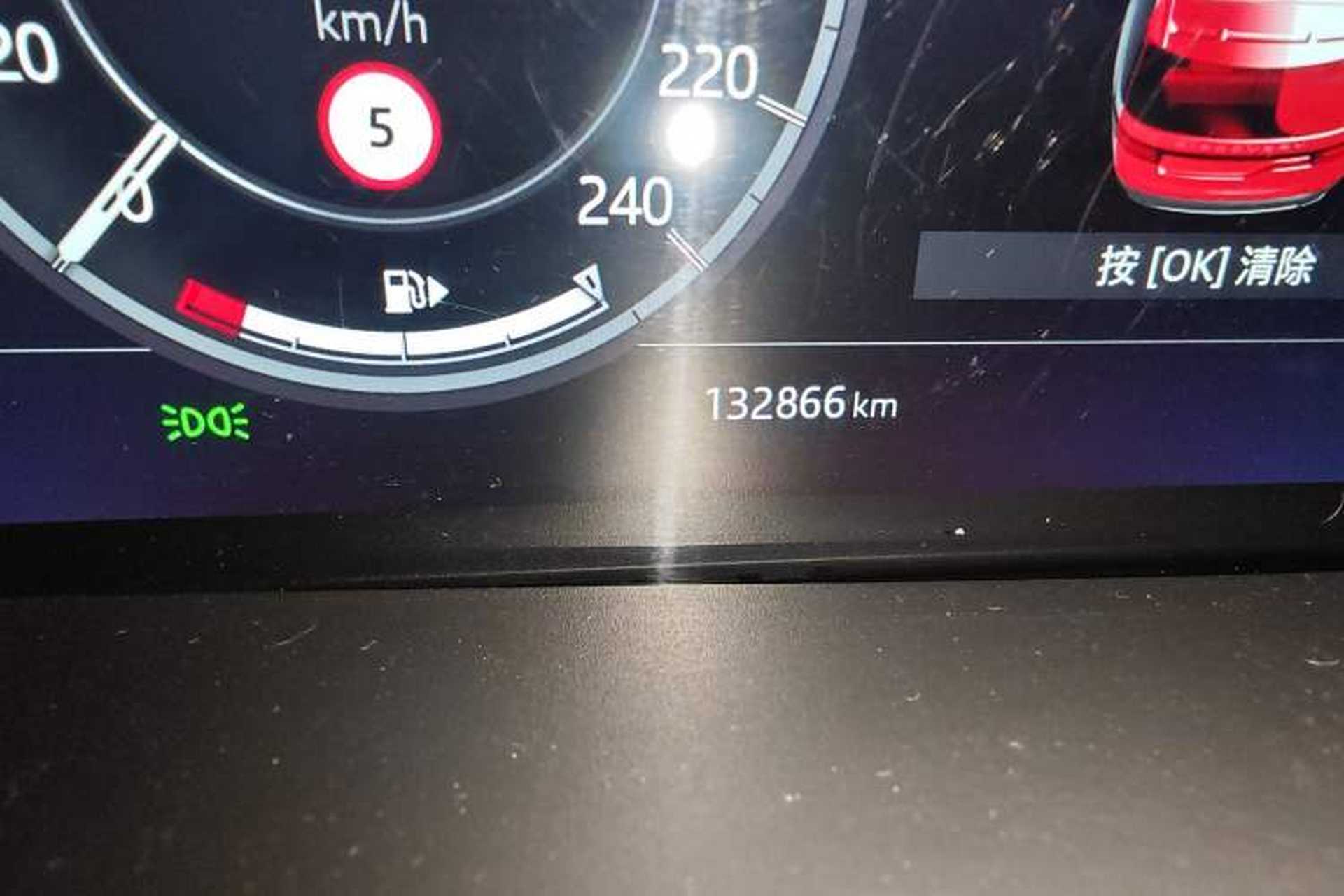 Used Land Rover Discovery  Odometer Close Up
