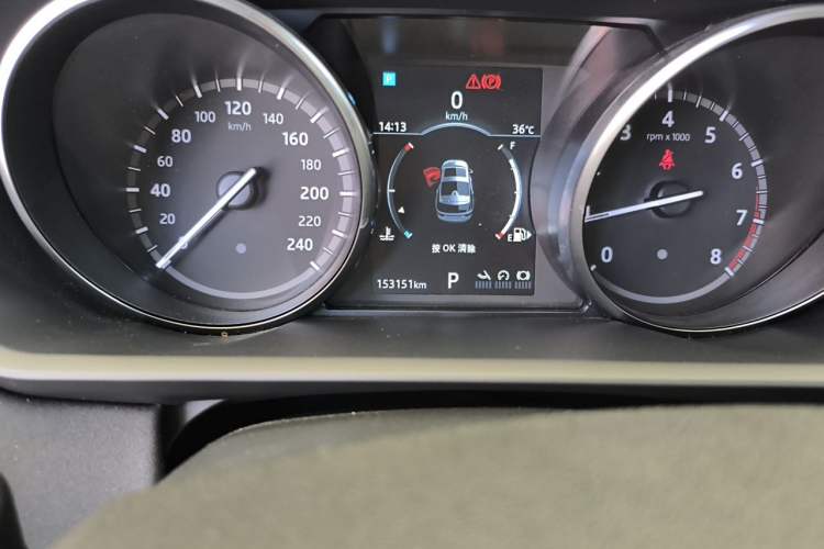 Used Land Rover Discovery 2018 3.0 SC V6 SE Odometer Close Up