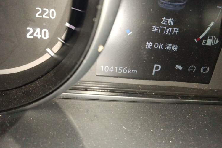 Used Land Rover Discovery 2018 3.0 SC V6 SE Odometer Close Up