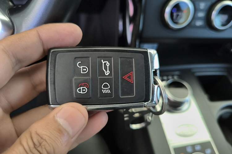 Used Land Rover Discovery 2018 3.0 SC V6 SE Vehicle Key
