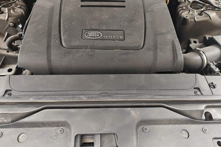 Used Land Rover Discovery 2018 2.0T SE Engine Bay