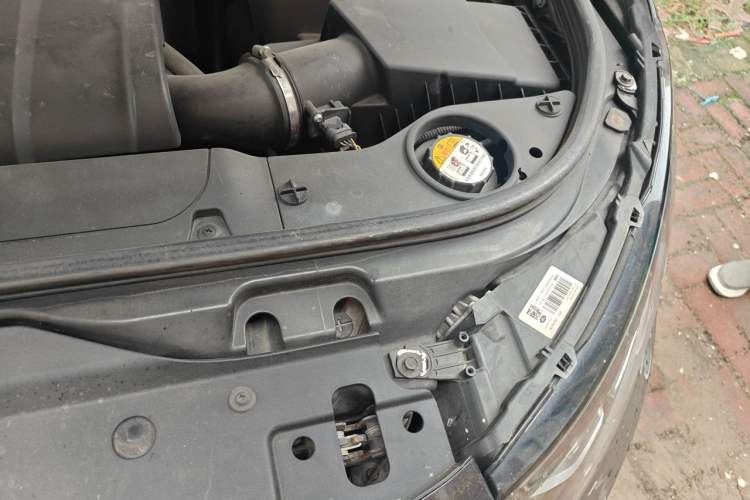 Used Land Rover Discovery 2018 2.0T SE Engine Bay Left