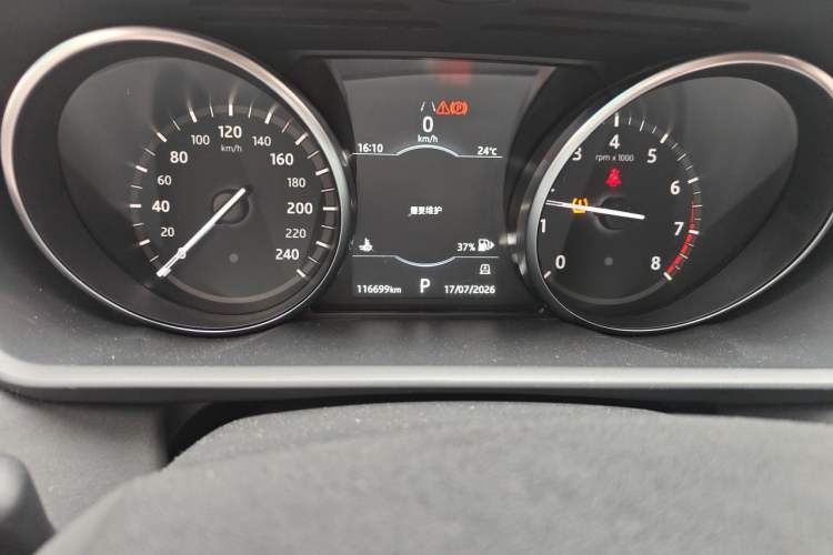 Used Land Rover Discovery 2018 2.0T SE Odometer Close Up