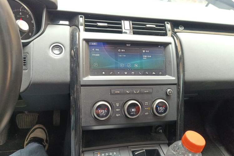 Used Land Rover Discovery 2018 3.0 SC V6 SE Audio And AC Panel