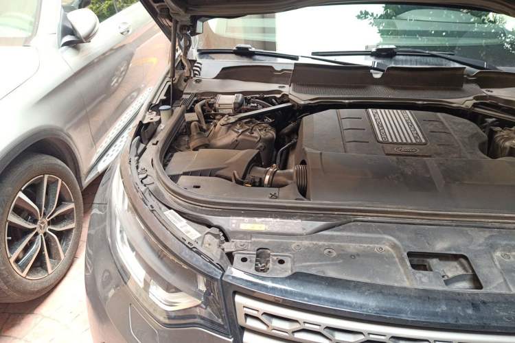 Used Land Rover Discovery 2018 3.0 SC V6 SE Engine Bay Right