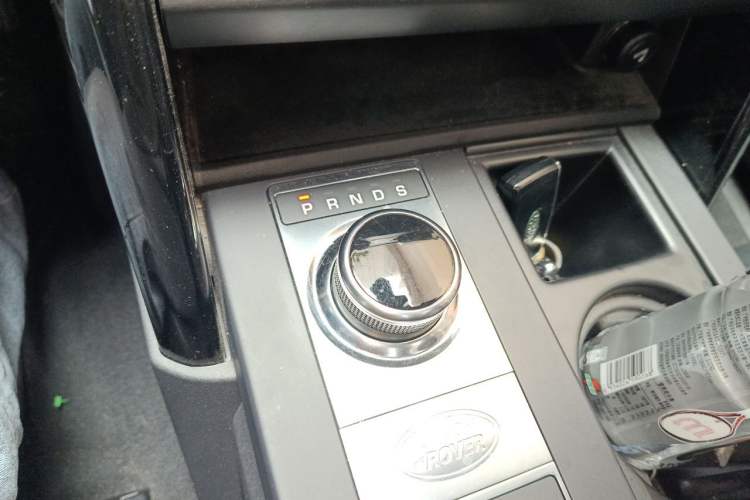 Used Land Rover Discovery 2018 3.0 SC V6 SE Gear Lever