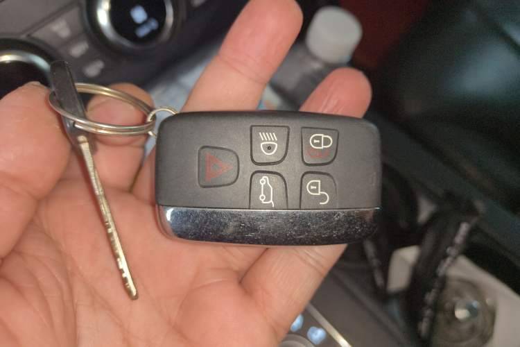 Used Land Rover Discovery 2018 3.0 SC V6 SE Vehicle Key