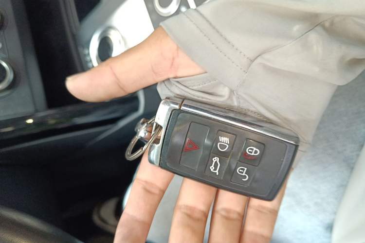 Used Land Rover Discovery 2018 3.0 SC V6 SE Vehicle Key