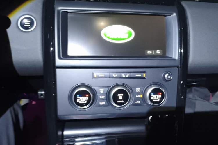 Used Land Rover Discovery 2018 3.0 SC V6 SE Audio And AC Panel