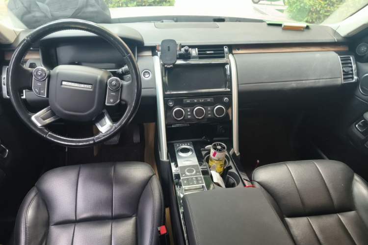 Used Land Rover Discovery 2018 3.0 SC V6 HSE Center Console